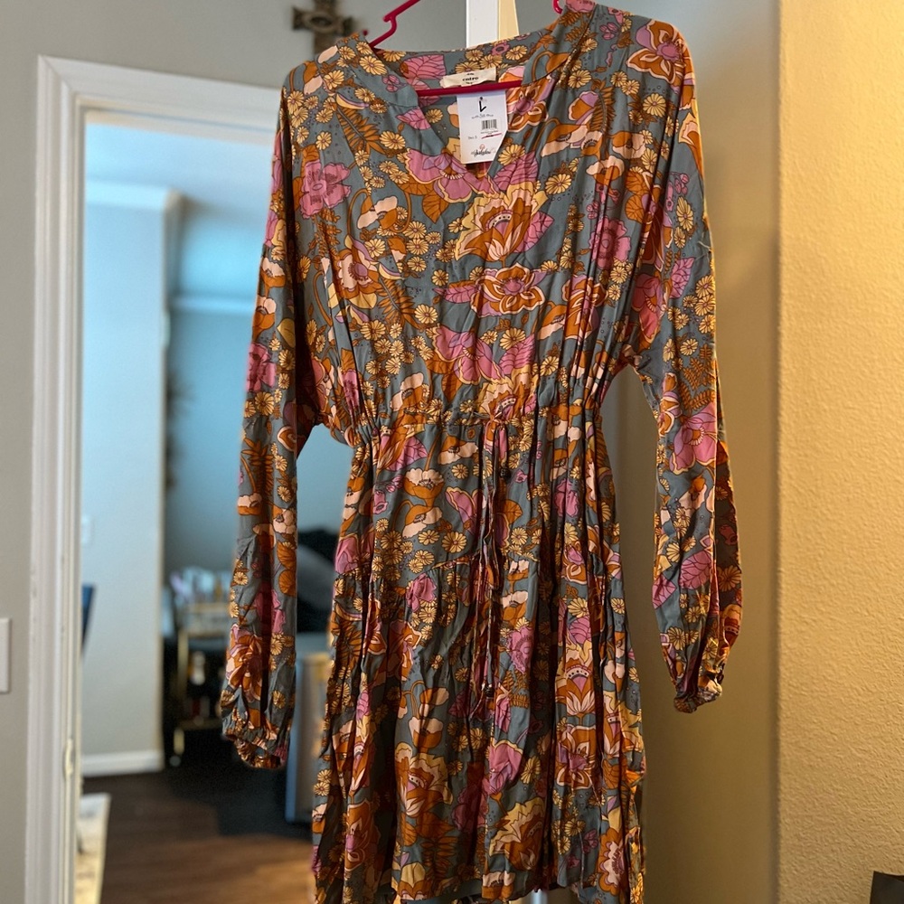 Beautiful retro-style long sleeve dress with a synched waist! Never worn!